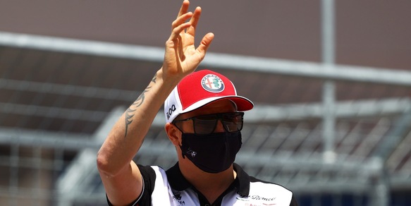 F1, la grandine distrugge l'auto di Raikkonen: "Possiamo fare un pit stop?"