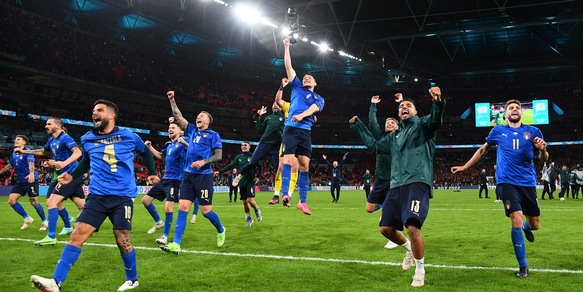 Italia-Spagna, la moviola: Brych insufficiente, Chiellini non è da rigore