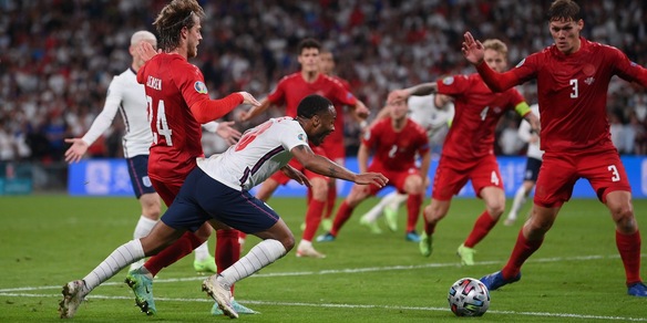 È una zuppa inglese: rigore generoso e due palloni in campo!