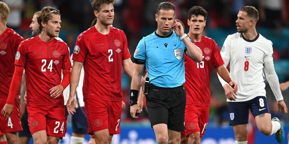 Makkelie nella bufera per i due palloni e il rigore. E quel gol fantasma di Ronaldo...