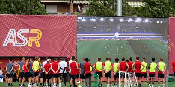Roma, primo allenamento di Mourinho. A Trigoria spunta il maxischermo