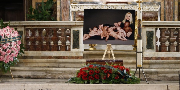 Raffaella Carrà funerali: lacrime, commozione e quell'ultima scelta