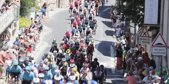 Tour de France: altra caduta. Corridori finiscono nella scarpata