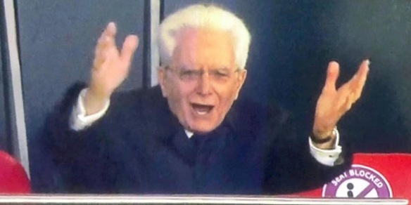 L'esultanza di Mattarella: la foto che ha fatto il giro dei social