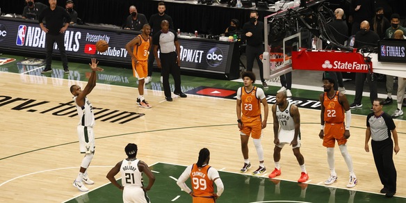 Nba, Middleton fa 40! Bucks sul 2-2 contro i Suns
