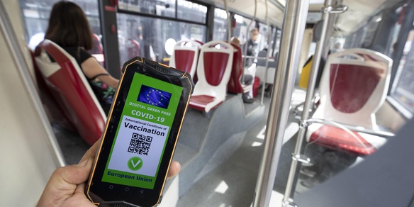 Green pass, si va verso l'obbligo per prendere aerei e treni