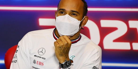 F1, bagno di folla a Silverstone. Hamilton: "Usate la mascherina"