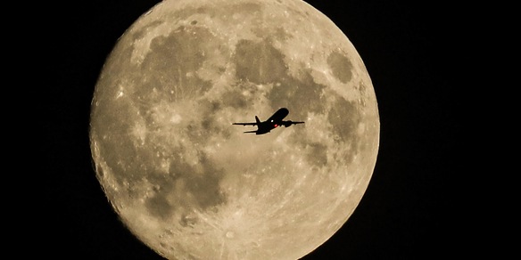 La Luna oscillerà, l'allarme della Nasa: "Catastrofi nel 2030"