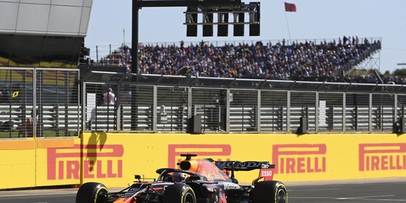 F1 Silverstone: incidente al primo giro. Contatto Hamilton-Verstappen, Max è fuori