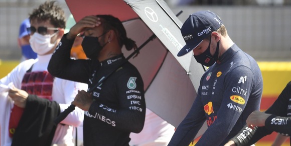 F1, Hamilton vittima di insulti razzisti dopo l'incidente con Verstappen