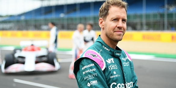 F1: Sebastian Vettel aiuta a pulire dopo il Gp di Gran Bretagna