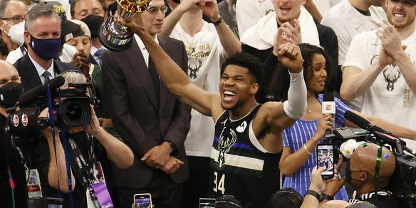 Nba, Milwaukee trionfa dopo 50 anni. Antetokounmpo stende i Suns