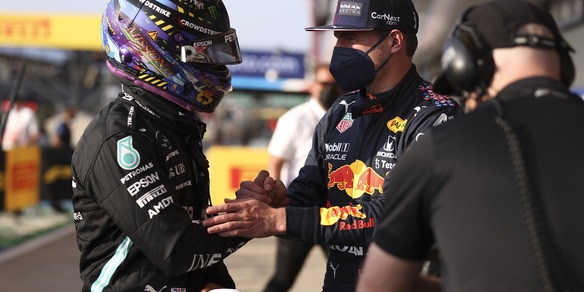 F1, Hamilton: "Pronto a parlare con Verstappen, ma serve rispetto"