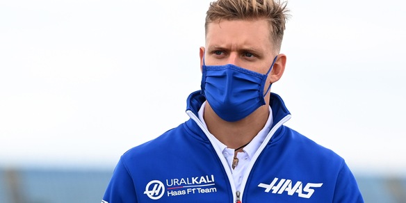 F1, Mick Schumacher prova la macchina di papà Michael a Silverstone