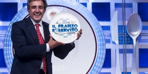 Insinna, incidente durante Il pranzo è servito: "Ci siamo feriti in 4"