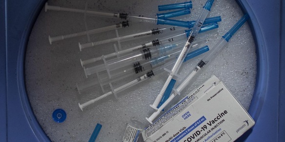 “Il vaccino Johnson & Johnson meno efficace contro la variante Delta”