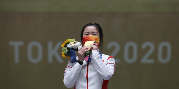 Olimpiadi, primo oro è di Qian Yang nella carabina 10 metri