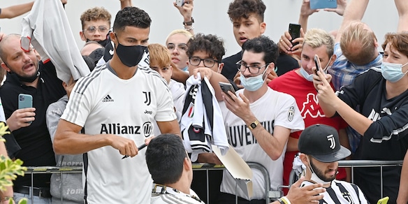 Juve, Ronaldo alla Continassa: visite mediche, test e allenamento