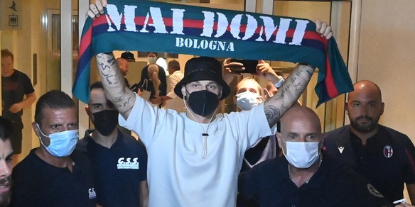 Bologna è già pazza di Arnautovic: che festa all'arrivo! Foto