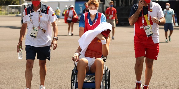 Olimpiadi, colpo di calore per Badosa: la tennista esce in carrozzina