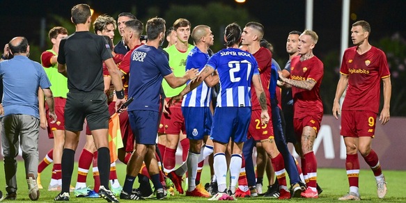 Porto-Roma, maxi rissa in campo: il video