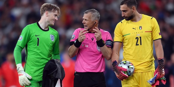 L'arbitro Kuipers si ritira: "La mia svolta in un Napoli-Benfica"