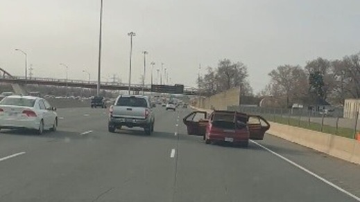 Follia in autostrada: a tutta velocità con le portiere aperte!