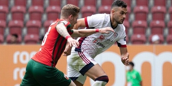L'Augsburg ne fa 3 al Cagliari: Joao Pedro in gol, ma è ansia Rog