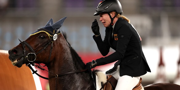 Choc a Tokyo, il cavallo s’impunta, pioggia di critiche: “Violenza inaudita”