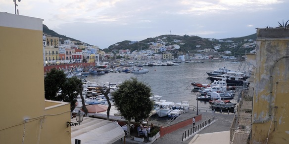 Covid a Ponza, blitz dei Nas: sanzioni a 16 esercizi commerciali