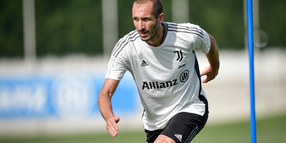 La Juve torna al lavoro: out Chiellini per un contatto con un positivo