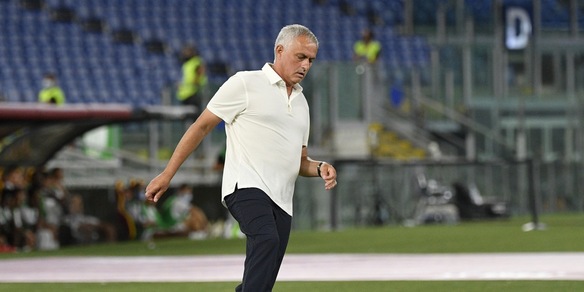 Roma e Mourinho, polemica sul prato dell’Olimpico: “Giardinieri in vacanza?”