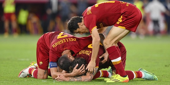 Roma, Zaniolo torna al gol 400 giorni dopo e si commuove in campo