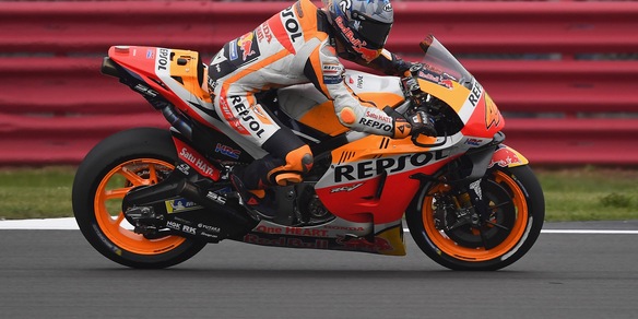 MotoGp, Pol Espargaro in pole position a Silverstone. Rossi 8° in qualifica
