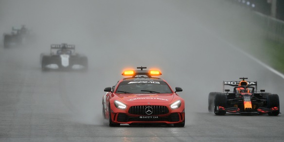 F1, Gp Belgio: Verstappen trionfa dietro la safety car, solo tre giri disputati