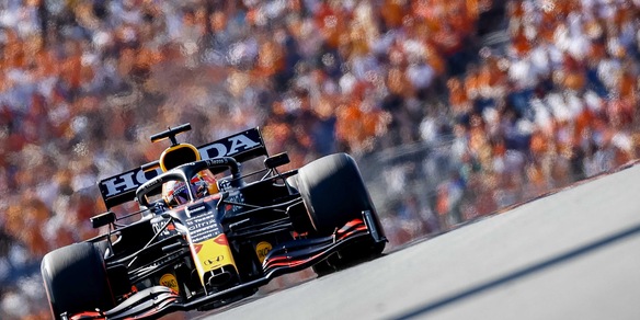 F1, Gp Olanda: Verstappen trionfa a casa sua davanti a Hamilton. Leclerc 5°