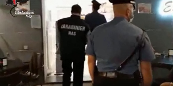 Roma, sequestrate 6 tonnellate di cibo scaduto: alcuni prodotti già in vendita