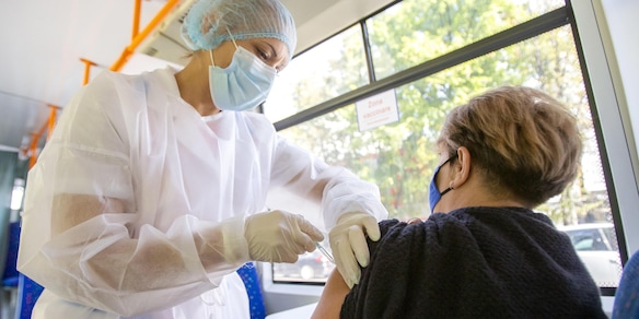 Covid, c'è l'ok dell'Aifa alla terza dose di vaccino