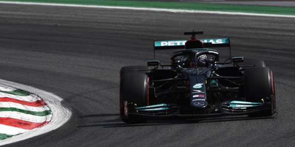 F1, Gp Italia: Hamilton il più veloce nelle FP2, Sainz a muro