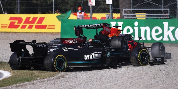 F1, clamoroso a Monza: incidente tra Hamilton e Verstappen, fuori entrambi