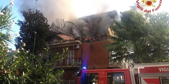 Forte esplosione a Roma: crolla una palazzina a Torre Angela