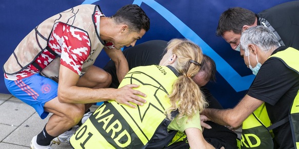 Ronaldo stende una steward con un tiro e poi va a scusarsi