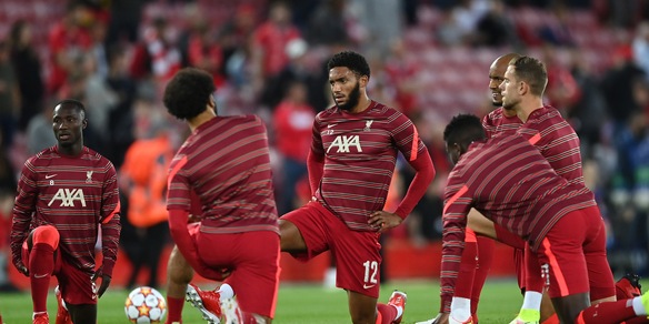 Champions League, Liverpool e Milan si inginocchiano prima della partita