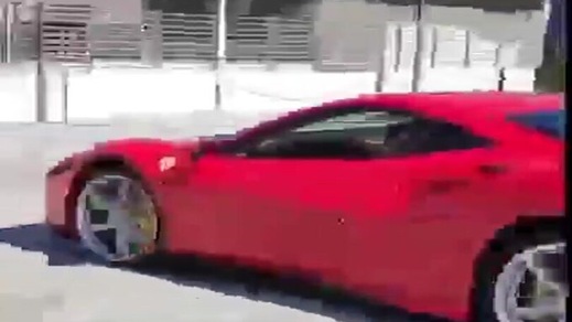 Alla guida della Ferrari c'è un bambino di 11 anni: è caos sui social!