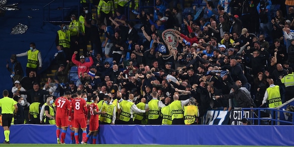 Osimhen esulta sotto il settore ospiti: tifosi del Napoli impazziti