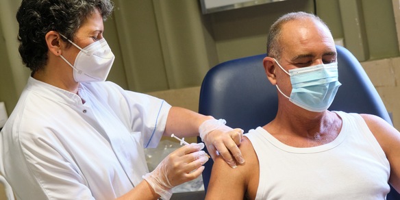 Terza dose vaccino in Italia: si parte oggi. Chi la deve fare e tutto quello che c’è da sapere