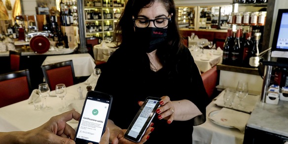 Covid, perché la distanza di 2 metri non basta per evitare il contagio