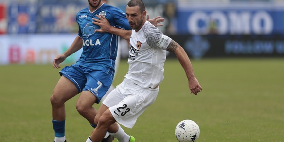 Serie B, il Benevento resiste in 10: 1-1 col Como. Cittadella-Lecce 1-2