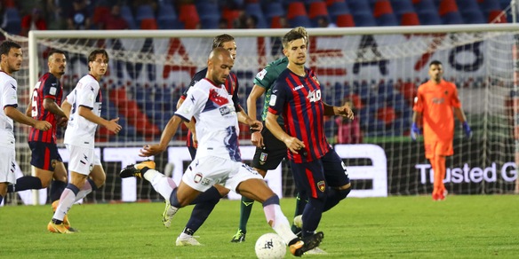 Serie B Cosenza-Crotone 1-0. Una magia di Carraro vale il derby