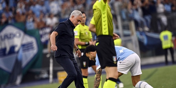 Mourinho e Felipe Anderson, siparietto per il pallone durante il derby